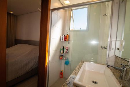Apartamento à venda com 65m², 2 quartos e 2 vagas Apartamento à venda com 65m², 2 quartos e 2 vagasBanheiro da Suite