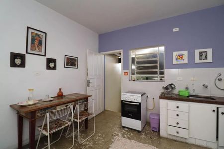 Casa à venda com 110m², 2 quartos e 2 vagasCozinha com mesa de jantar e fogão branco, com iluminação boa e bem decorada.