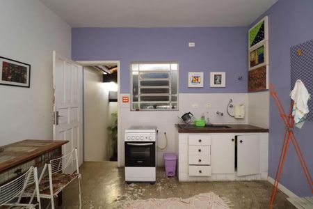 Casa à venda com 110m², 2 quartos e 2 vagasCozinha simples com geladeira e fogão, com móveis brancos e azuis, e uma janela pequena.