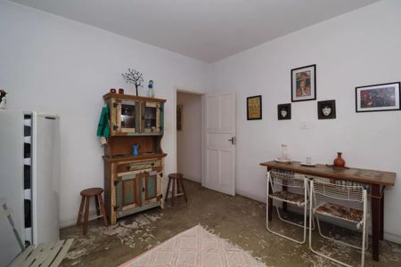 Casa à venda com 110m², 2 quartos e 2 vagasCozinha simples com móveis de madeira e decoração minimalista, com um tom de azul e verde.
