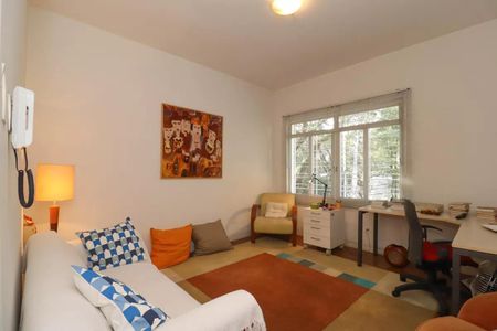 Sala de estar com sofá, mesa e cadeira, com vista para a janela e pintura na parede. de casa à venda com 2 quartos, 110m² em Perdizes, São Paulo