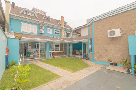 Casa à venda com 345m², 4 quartos e 2 vagas Casa à venda com 345m², 4 quartos e 2 vagasÁrea externa/Fundos