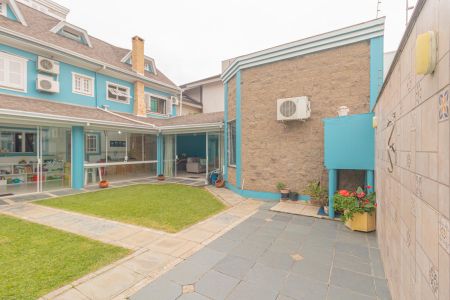 Casa à venda com 345m², 4 quartos e 2 vagas Casa à venda com 345m², 4 quartos e 2 vagasÁrea externa/Fundos