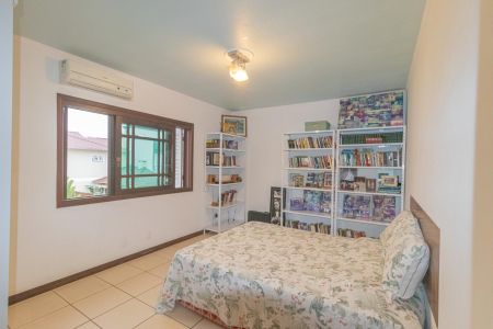 Casa à venda com 345m², 4 quartos e 2 vagas Casa à venda com 345m², 4 quartos e 2 vagasQuarto