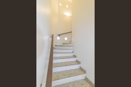 Casa à venda com 345m², 4 quartos e 2 vagas Casa à venda com 345m², 4 quartos e 2 vagasEscada