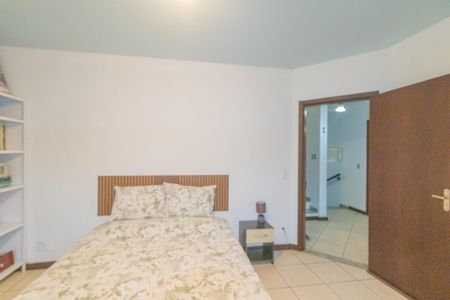 Casa à venda com 345m², 4 quartos e 2 vagas Casa à venda com 345m², 4 quartos e 2 vagasQuarto