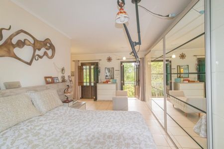 Casa à venda com 345m², 4 quartos e 2 vagas Casa à venda com 345m², 4 quartos e 2 vagasSuíte