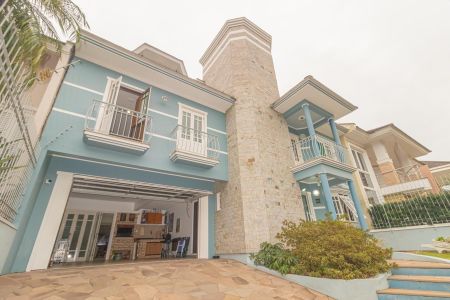Casa à venda com 345m², 4 quartos e 2 vagas Casa à venda com 345m², 4 quartos e 2 vagasFachada