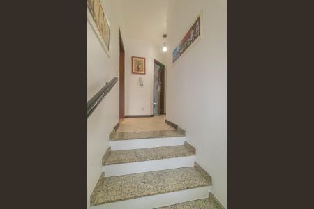 Casa à venda com 345m², 4 quartos e 2 vagas Casa à venda com 345m², 4 quartos e 2 vagasEscada