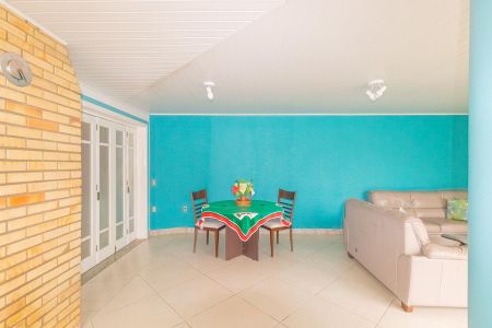 Casa à venda com 345m², 4 quartos e 2 vagas Casa à venda com 345m², 4 quartos e 2 vagasVaranda