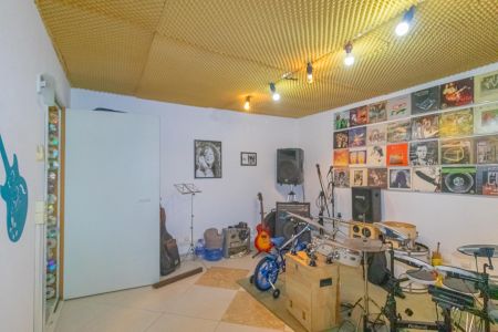 Casa à venda com 345m², 4 quartos e 2 vagas Casa à venda com 345m², 4 quartos e 2 vagasEscritório