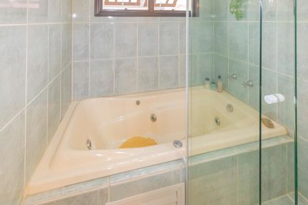 Casa à venda com 345m², 4 quartos e 2 vagas Casa à venda com 345m², 4 quartos e 2 vagasBanheiro da Suíte