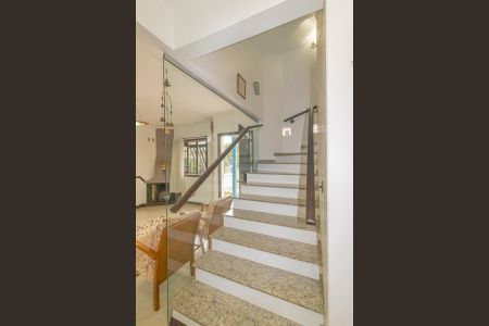 Casa à venda com 345m², 4 quartos e 2 vagas Casa à venda com 345m², 4 quartos e 2 vagasSala