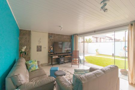 Casa à venda com 345m², 4 quartos e 2 vagas Casa à venda com 345m², 4 quartos e 2 vagasVaranda