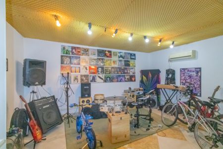 Casa à venda com 345m², 4 quartos e 2 vagas Casa à venda com 345m², 4 quartos e 2 vagasEscritório