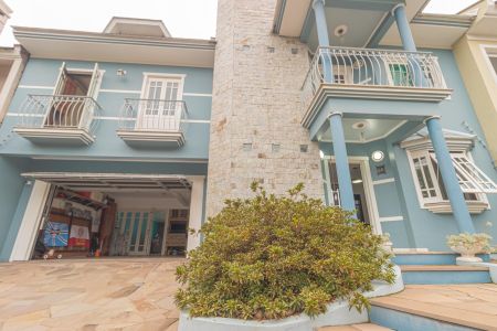 Casa à venda com 345m², 4 quartos e 2 vagas Casa à venda com 345m², 4 quartos e 2 vagasFachada