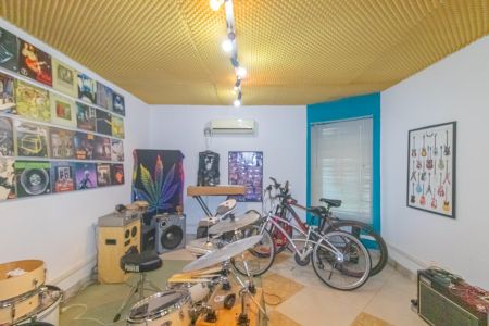 Casa à venda com 345m², 4 quartos e 2 vagas Casa à venda com 345m², 4 quartos e 2 vagasEscritório