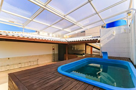 Casa à venda com 200m², 3 quartos e 2 vagas Casa à venda com 200m², 3 quartos e 2 vagasTerraço