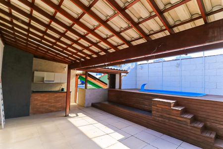 Casa à venda com 200m², 3 quartos e 2 vagas Casa à venda com 200m², 3 quartos e 2 vagasTerraço