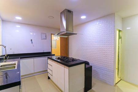 Casa à venda com 200m², 3 quartos e 2 vagas Casa à venda com 200m², 3 quartos e 2 vagasCozinha