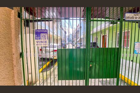 Casa à venda com 200m², 3 quartos e 2 vagas Casa à venda com 200m², 3 quartos e 2 vagasFachado do condomínio com placa