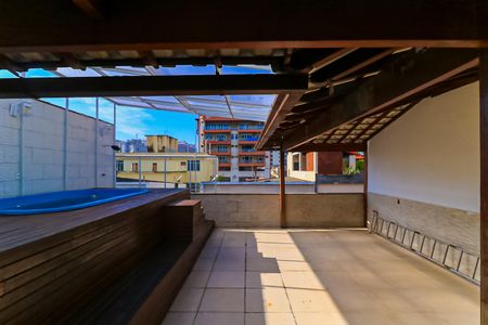 Casa à venda com 200m², 3 quartos e 2 vagas Casa à venda com 200m², 3 quartos e 2 vagasTerraço