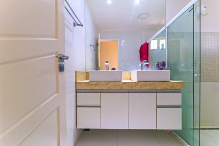 Casa à venda com 200m², 3 quartos e 2 vagas Casa à venda com 200m², 3 quartos e 2 vagasBanheiro Social