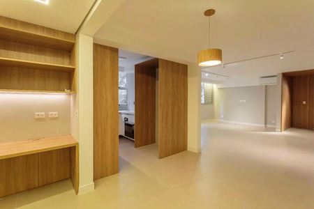 Espaço amplo e iluminado, com mobiliário simples e luminárias modernas. de apartamento à venda com 2 quartos, 115m² em Chácara Itaim, São Paulo