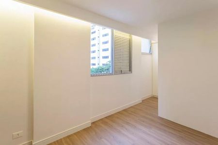 Quarto com janela e vista para o prédio ao lado. de apartamento à venda com 2 quartos, 115m² em Chácara Itaim, São Paulo