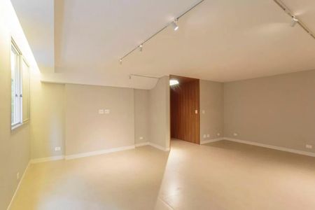 Sala com iluminação natural e iluminação artificial, com piso de porcelanato e paredes pintadas de cor clara. de apartamento à venda com 2 quartos, 115m² em Chácara Itaim, São Paulo