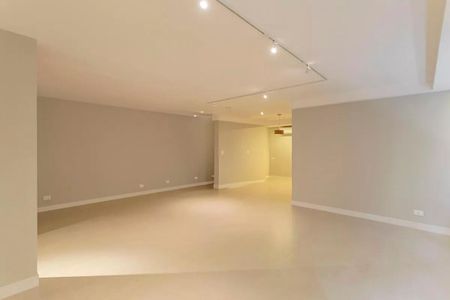 Espaço amplo e iluminado, com piso de porcelanato e iluminação natural. de apartamento à venda com 2 quartos, 115m² em Chácara Itaim, São Paulo
