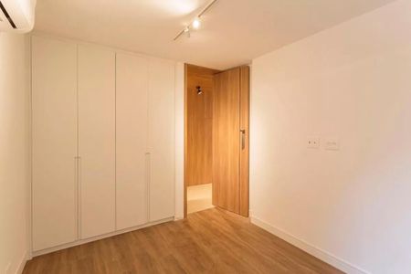 CÃMARA DE DORMITÃRIO COM CABINEIROS E PAREDES BRANCAS E PISO DE MADEIRA. de apartamento à venda com 2 quartos, 115m² em Chácara Itaim, São Paulo