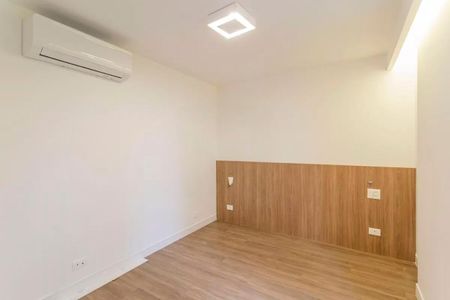 Cãmara com ar condicionado, piso de madeira e iluminação moderna. de apartamento à venda com 2 quartos, 115m² em Chácara Itaim, São Paulo