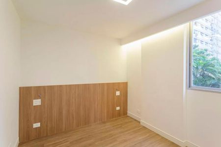 Quarto com parede de madeira e piso de madeira, com uma janela grande e iluminação boa. de apartamento à venda com 2 quartos, 115m² em Chácara Itaim, São Paulo