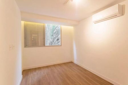Quarto com janela e ar condicionado, com piso de madeira e parede branca. de apartamento à venda com 2 quartos, 115m² em Chácara Itaim, São Paulo