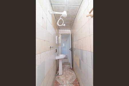Banheiro de casa para alugar com 1 quarto, 30m² em Vila Ponte Rasa, São Paulo