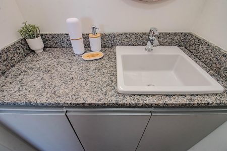 Banheiro de kitnet/studio à venda com 1 quarto, 29m² em Jardim do Salso, Porto Alegre