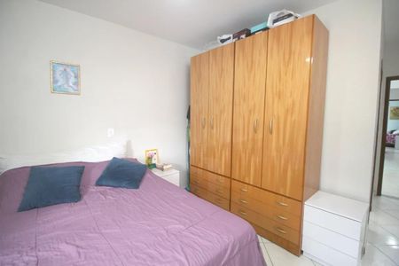 Quarto com cama de casal, armário e porta de vidro. de casa à venda com 3 quartos, 100m² em Campestre, Santo André