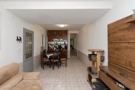 Casa à venda com 220m², 4 quartos e 3 vagas Casa à venda com 220m², 4 quartos e 3 vagasSala com sofá, mesa e cadeiras, cozinha com móveis e iluminação adequada, área externa com churrasqueira e vista para o jardim.