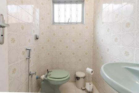 Casa à venda com 220m², 4 quartos e 3 vagas Casa à venda com 220m², 4 quartos e 3 vagasBanheiro com piso de azulejo, vaso sanitário e pia, com uma janela pequena e iluminação boa.