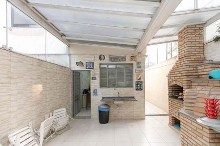 Casa à venda com 220m², 4 quartos e 3 vagas Casa à venda com 220m², 4 quartos e 3 vagasPatio com churrasqueira e varanda, com vista para a rua, em um ambiente moderno e aconchegante.