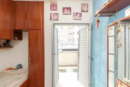 Casa à venda com 220m², 4 quartos e 3 vagas Casa à venda com 220m², 4 quartos e 3 vagasQuarto com cama simples, armários e prateleiras, com vista para a varanda.