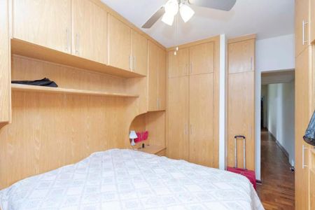Casa à venda com 220m², 4 quartos e 3 vagas Casa à venda com 220m², 4 quartos e 3 vagasCama simples com armários e prateleiras, com uma porta de entrada e uma janela pequena.