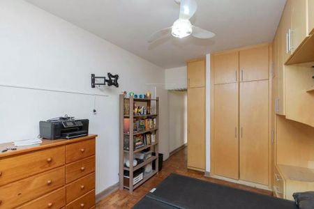 Casa à venda com 220m², 4 quartos e 3 vagas Casa à venda com 220m², 4 quartos e 3 vagasQuarto com móveis de madeira e piso de parquet, com uma TV montada na parede e um ar condicionado no teto.
