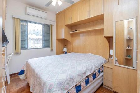 Casa à venda com 220m², 4 quartos e 3 vagas Casa à venda com 220m², 4 quartos e 3 vagasQuarto com cama, armários e móveis de madeira, janela com persianas e ar condicionado.