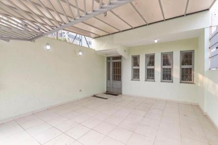 Casa à venda com 220m², 4 quartos e 3 vagas Casa à venda com 220m², 4 quartos e 3 vagasPátio com cobertura de telhas e piso de cerâmica, com janelas pequenas e iluminação boa.