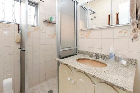 Casa à venda com 220m², 4 quartos e 3 vagas Casa à venda com 220m², 4 quartos e 3 vagasBanheiro com piso de porcelanato, pia de granito e espelho de três divisórias.