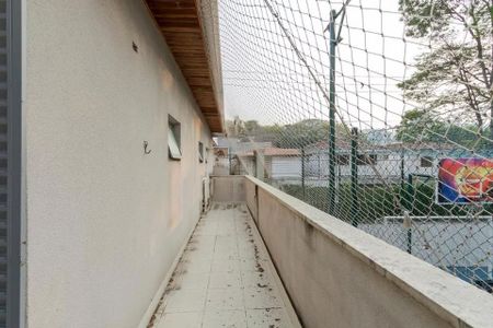 Casa à venda com 220m², 4 quartos e 3 vagas Casa à venda com 220m², 4 quartos e 3 vagasPátio com vista para a cidade, com uma rede de futebol e uma parede de tijolos.