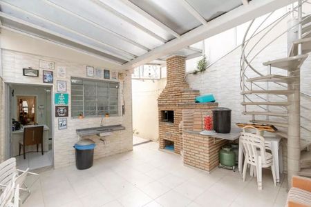 Casa à venda com 220m², 4 quartos e 3 vagas Casa à venda com 220m², 4 quartos e 3 vagasEspaço de churrasqueira com pátio e mesa de jantar, com decoração simples e iluminação natural.