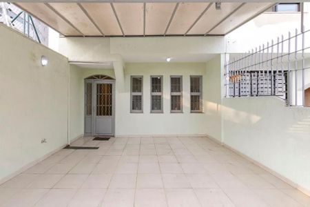 Casa à venda com 220m², 4 quartos e 3 vagas Casa à venda com 220m², 4 quartos e 3 vagasPátio com piso de cerâmica e janelas grandes, iluminado por luz natural e artificial.